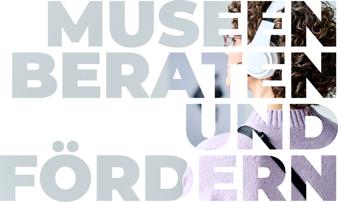 Eine Frau mit einen Kopfhörer. Darüber liegt der Text "Museen beraten und fördern"