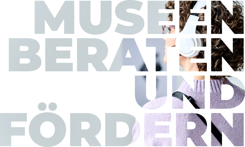 Eine Frau mit einen Kopfhörer. Darüber liegt der Text "Museen beraten und fördern"